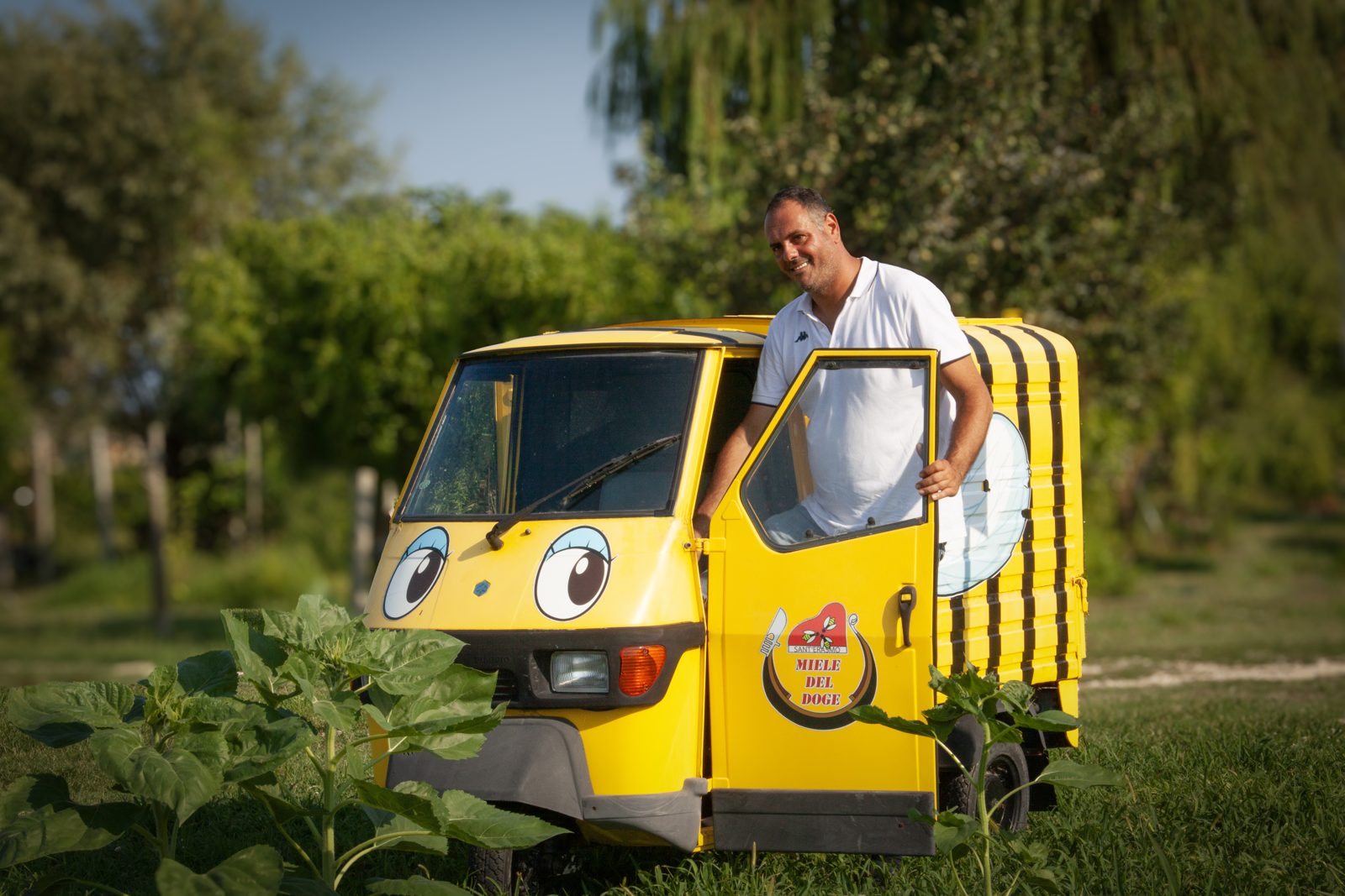 L’apicoltore alla guida dell’Ape Car gialla e nera, tra le arnie della laguna di Venezia